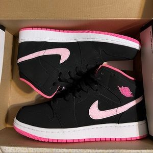 Air Jordan 1 Mid GS Black & Digital Pink